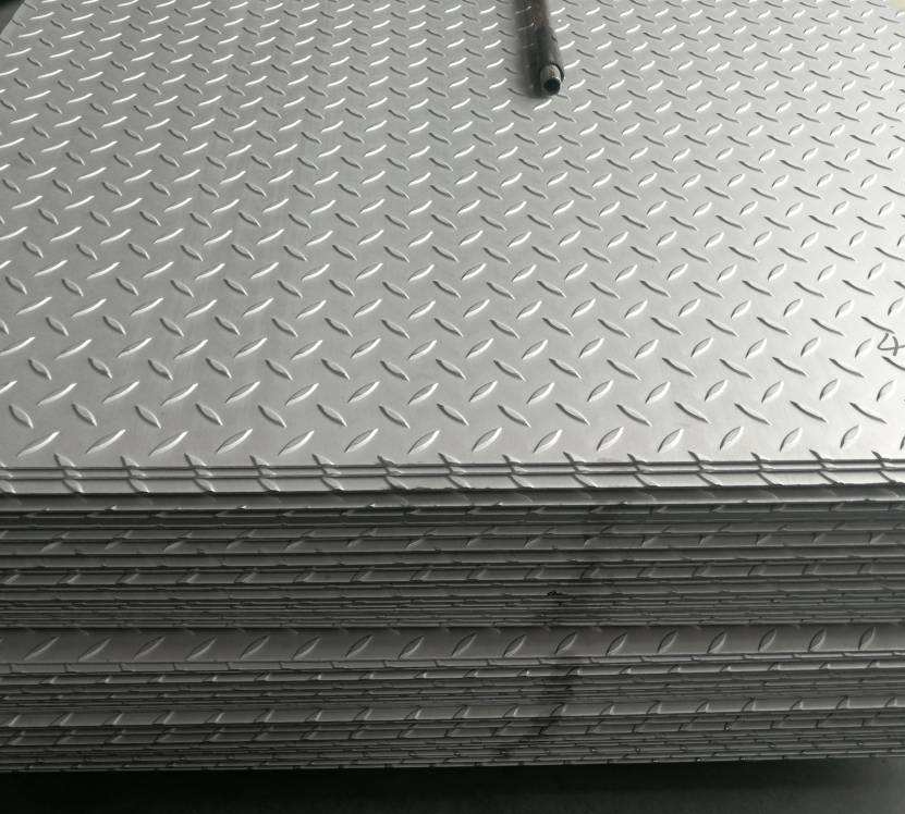 Carbon Steel Checkered Sheet 6.75*1500 A36 Ss400 Q235 Carbon Mild Steel Checker Plate for Floor Sheet Low Price Galvanized